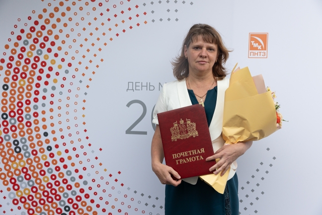 Лариса Лопатина трудится крановщицей уже 35 лет. Она удостоена почётной грамоты Губернатора Свердловской области.