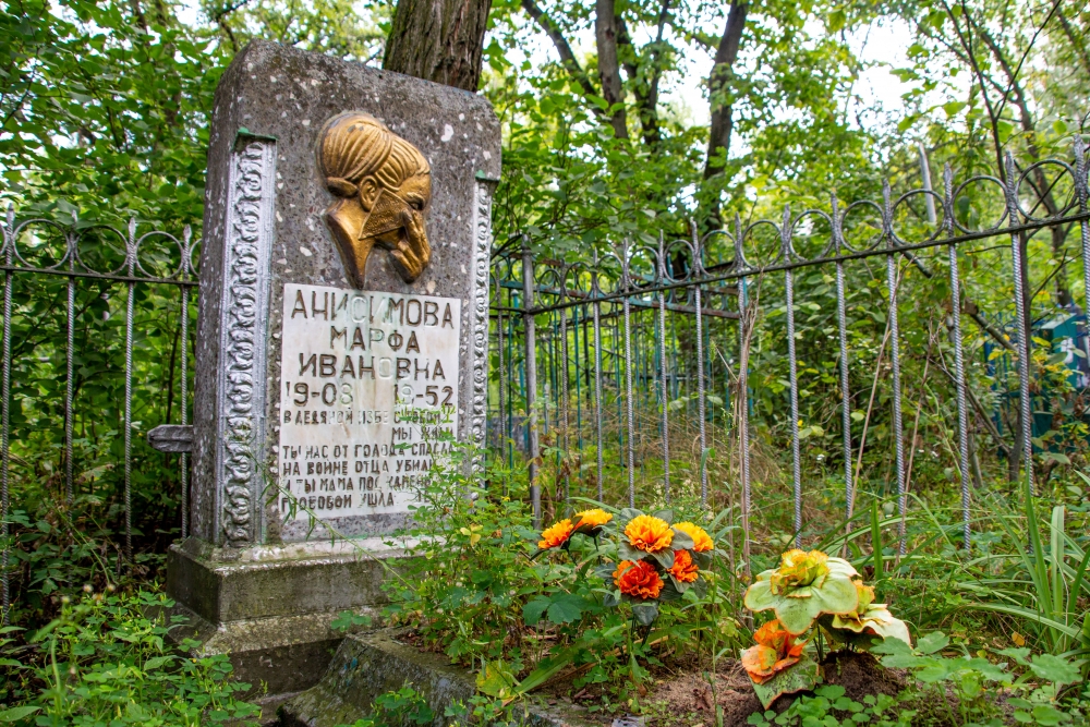 Местное кладбище нальзя назвать совсем заброшенным, за некоторыми могилами продолжают ухаживать.
