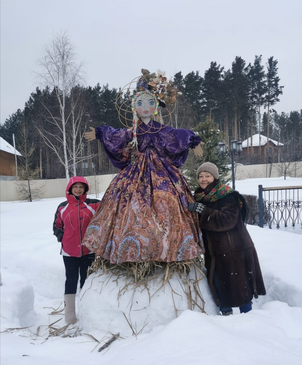 Создательница снежных фигур, Марина Швецова - слева в горнолыжном костюме.