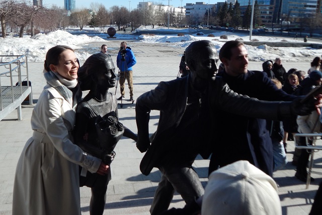 В Екатеринбурге появилась новая скульптура для поклонников театра