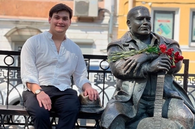 Александр Круг в Твери рядом с памятником отцу.