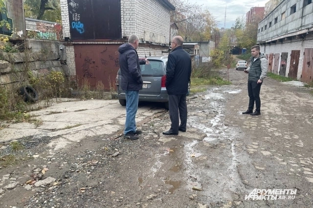 Соседние гаражи подтапливает, земля влажная, на фото можно увидеть лужи, хотя дождя не бло