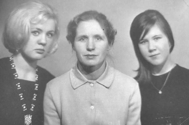 Валентина и её дочери Галина и Людмила – настоящие русские красавицы.
