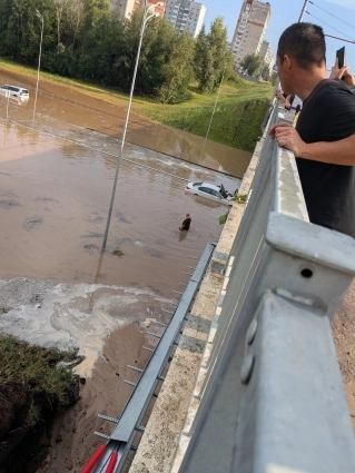 Люди вынуждены ходить по пояс в воде.