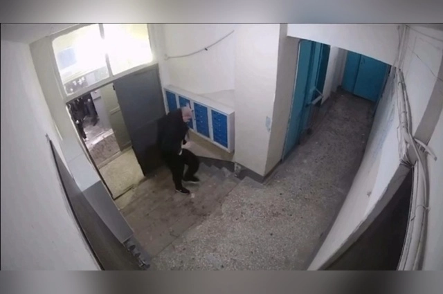 Избитый мужчина кое-как поднялся по лестницам к себе домой.