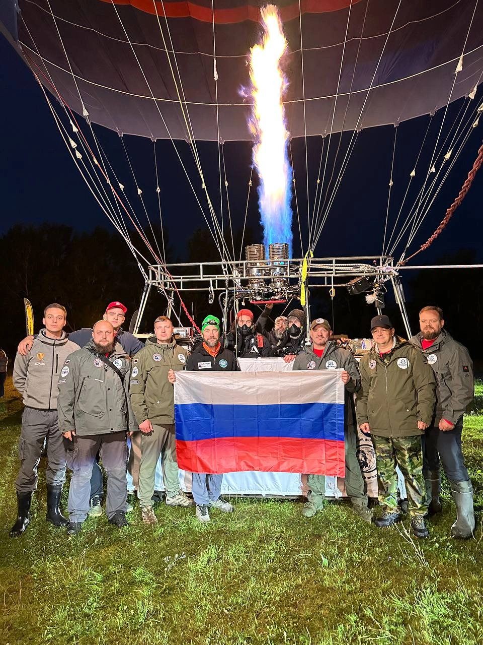 На земле за полетом наблюдала группа поддержки.