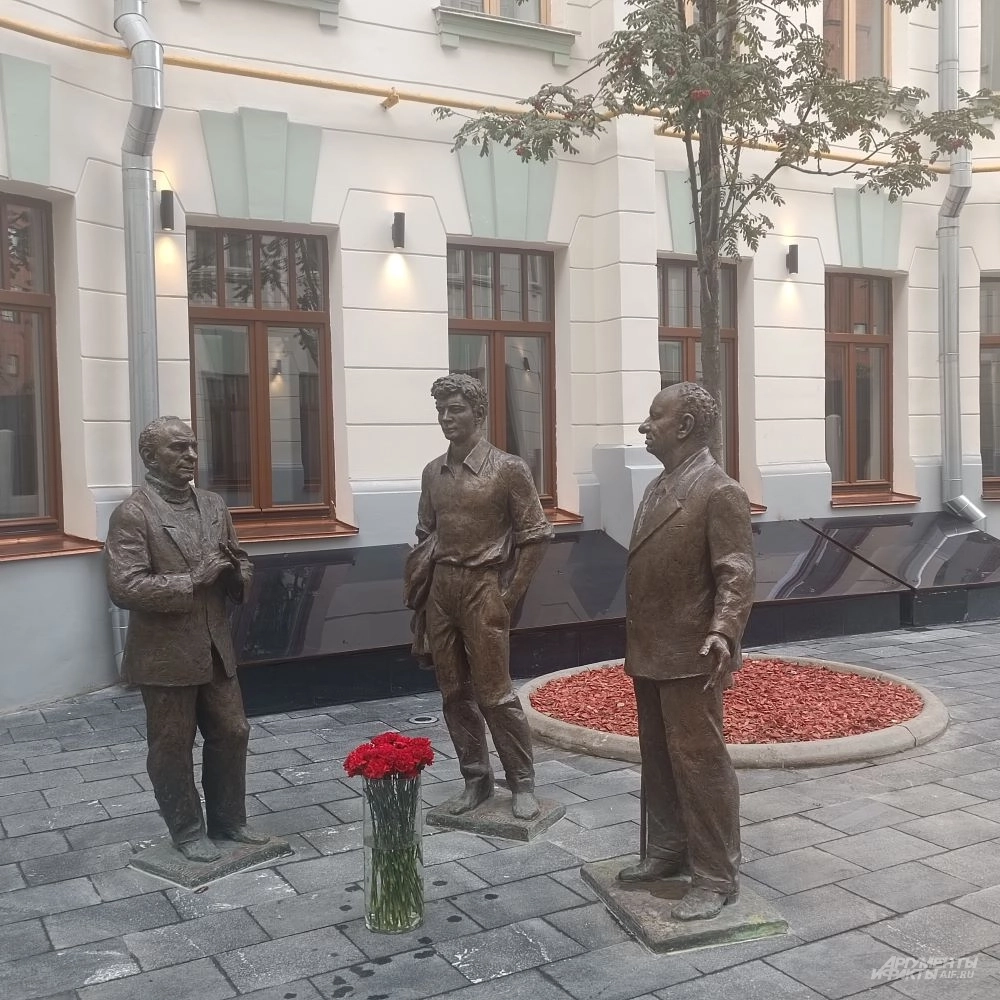 Скульптурная композиция (великие драматурги Александр Володин, Александр Вампилов, Виктор Розов) во дворе Театра Олега Табакова на Чаплыгина.