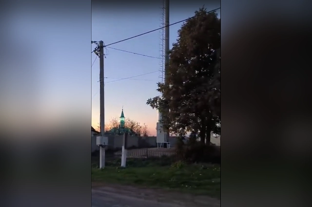 Теперь на месте снесенной мечети красуется вышка связи.