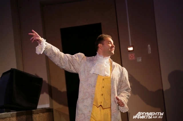 Сам автор - господин Гальдони - становится ведущим спектакля.