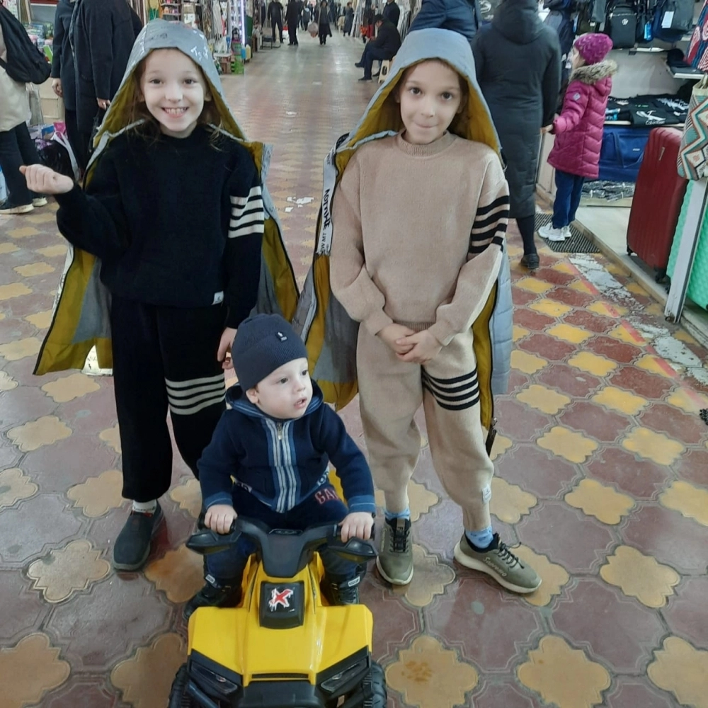 У мальчика было две старшие сестры.