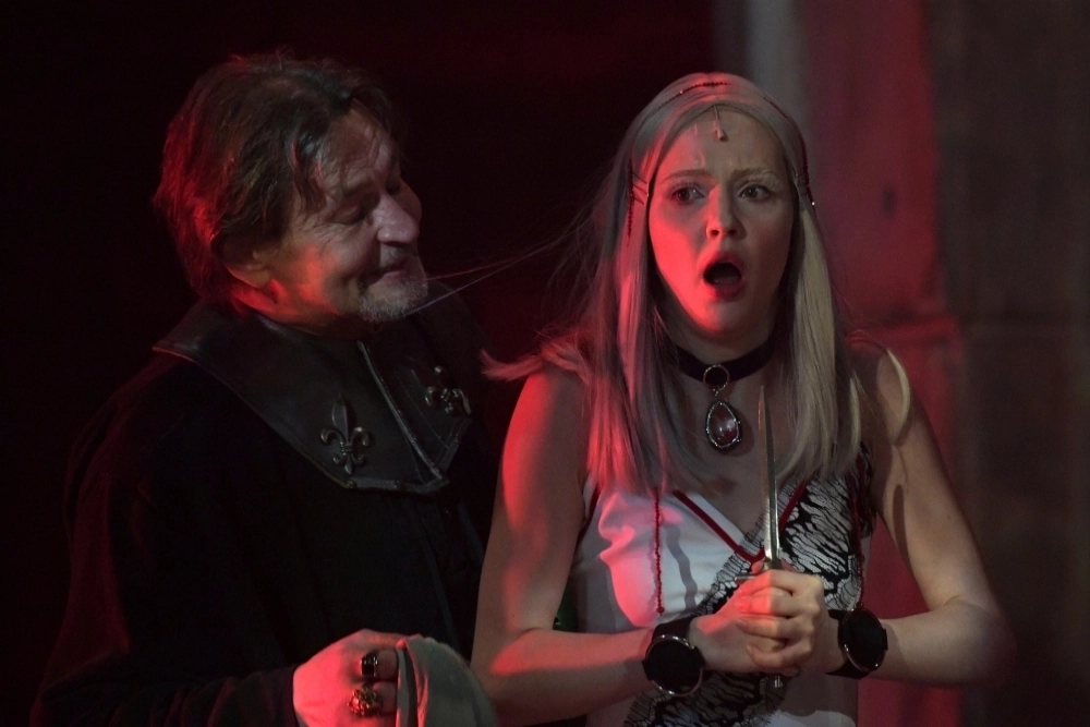 Александр Домогаров в роли Ричарда и Юлия Хлынина в роли Леди Анны в спектакле «Ричард III» в постановке режиссера Нины Чусовой на сцене Театра имени Моссовета.