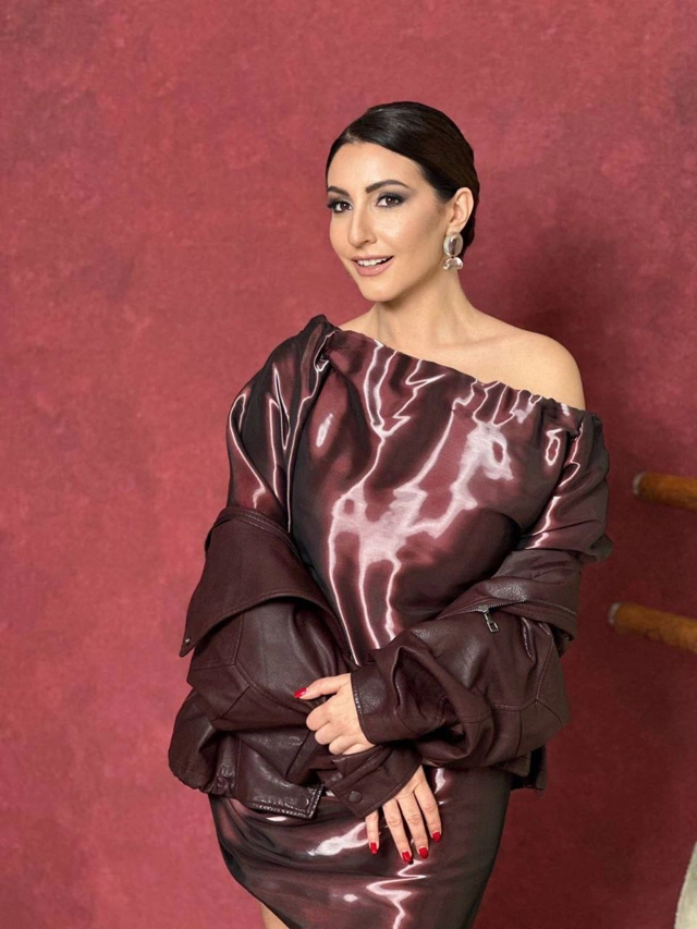 Алла Рид — профессиональная певица, солистка театра «Градский Холл». 