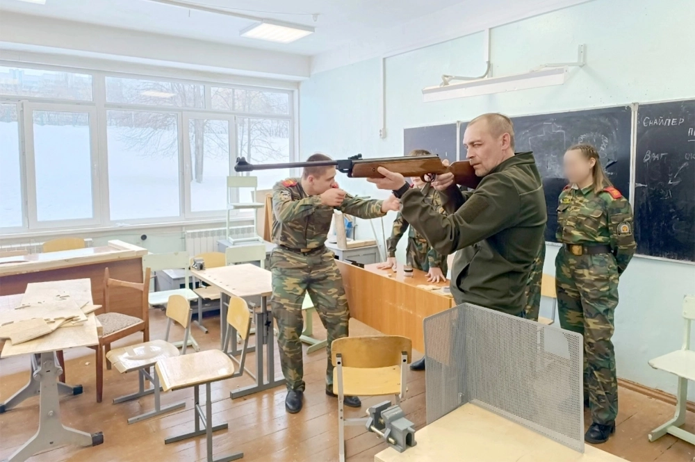 Константин Резаев готовит ребят к соревнованиям.