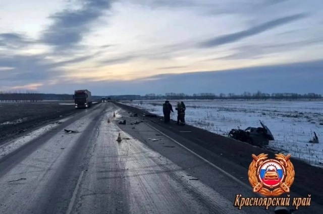 Автомобиль с супругами столкнулся с фурой лоб в лоб. Что произошло в машине никому не известно.