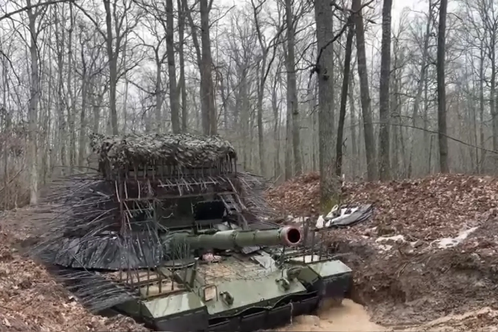 Танк Т-80БВМ работает по ВСУ в Харьковской области.