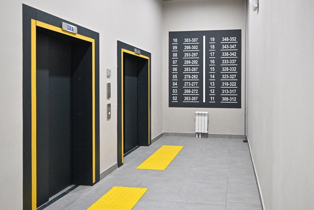 Здание оборудовано 12 лифтами.