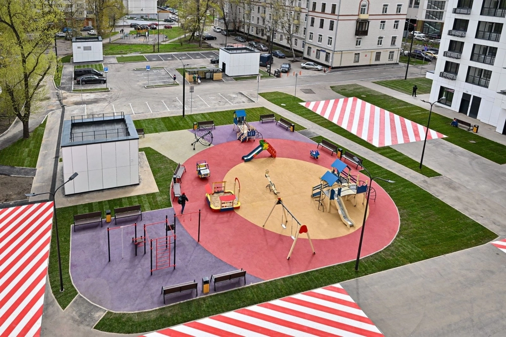 Архитектура здания продумана так, чтобы сформировать закрытое внутреннее дворовое пространство — с детскими и спортивными площадками, а также зонами отдыха.