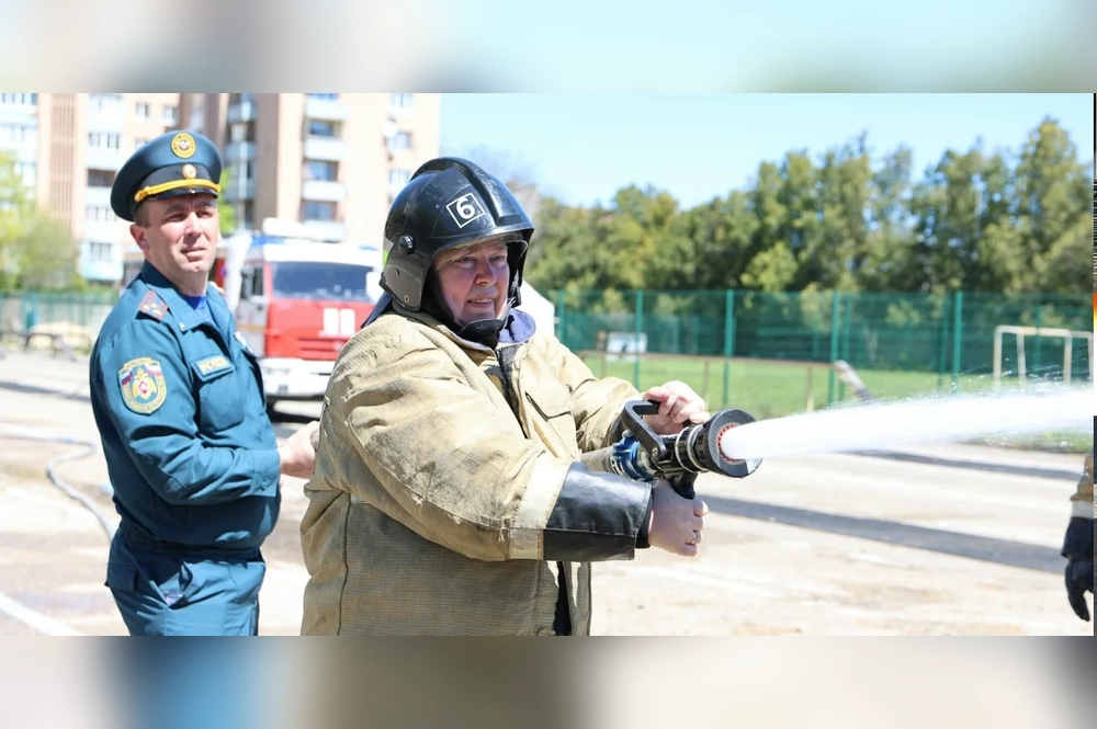 Надо струей воды поразить мишени.