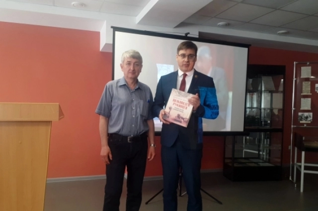 Валерий Замулин передал один из экземпляров книги Павлу Субботину.