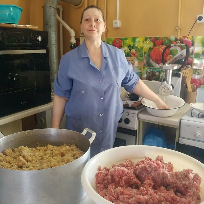 Волонтеры находят время и силы, чтобы приготовить вкусное угощение для тех, кому остро нужна забота.