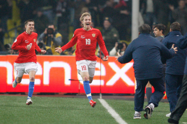 Роман Павлюченко забивает гол в ворота команды Англии.
