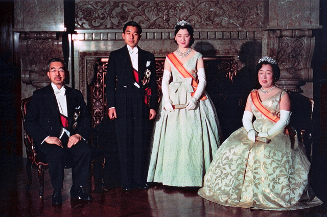 Свадебный портрет Акихито и Митико с императором Хирохито и императрицей Кодзюн. 10 апреля 1959 года.