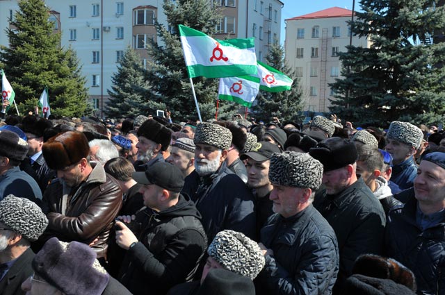 Участники митинга протеста против утверждения проекта закона «О референдуме Республики Ингушетия».