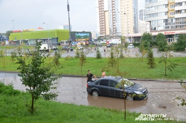 Сам промок, но машину не бросишь.