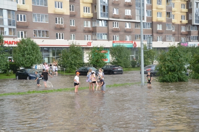 Дождь закончился быстро, но наделал шума.