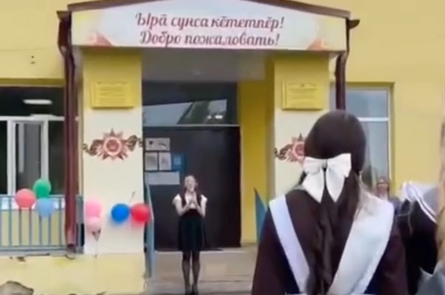 Видео опубликовано в плохом качестве, но на записи отчетливо слышна речь девочки и реакция других учеников.