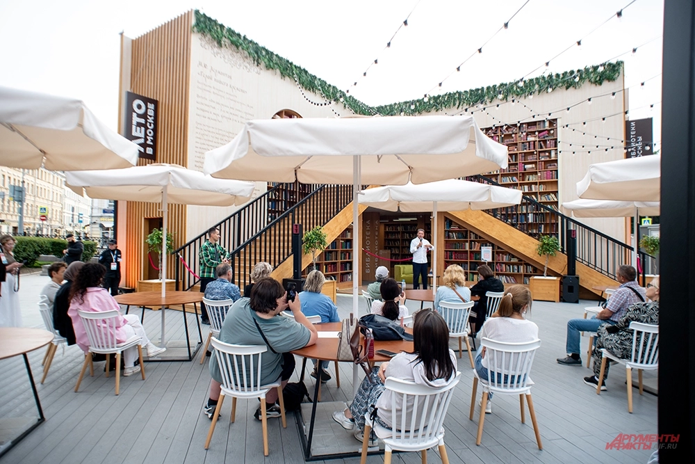 Проект «Книга в городе» на Сретенском бульваре. Открытая библиотека. На фото: актер Александр Олешко