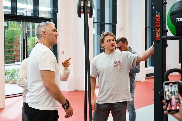 Хоккеист Александр Овечкин посетил новый спортивный квартал в Екатеринбурге