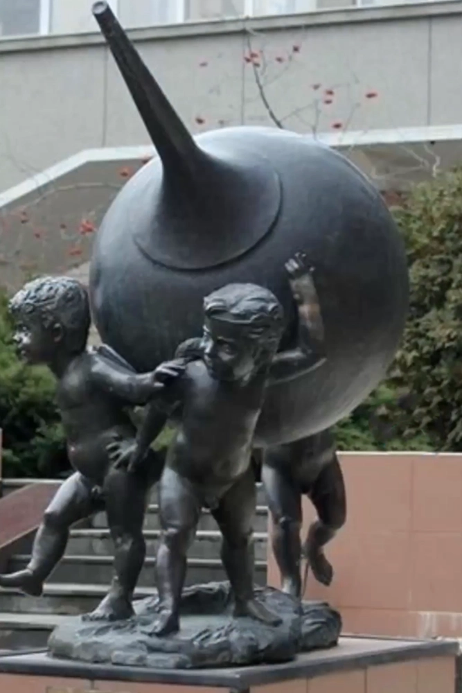 Огромная клизма весом более 400 кг и высотой полтора метра стоит на территории одного из санаториев Железноводска.