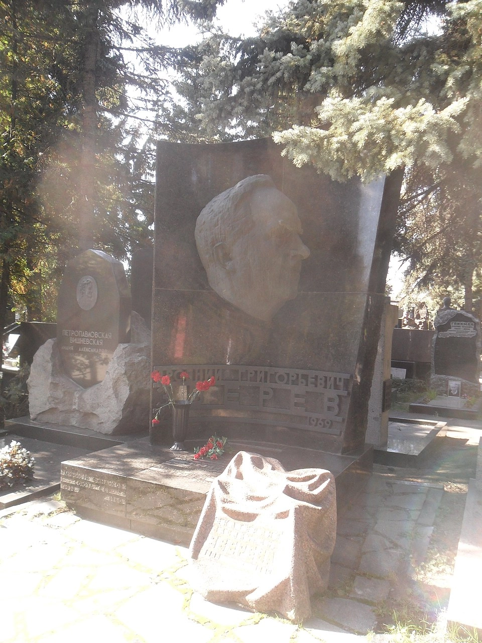 Могила Зверева на Новодевичьем кладбище Москвы.