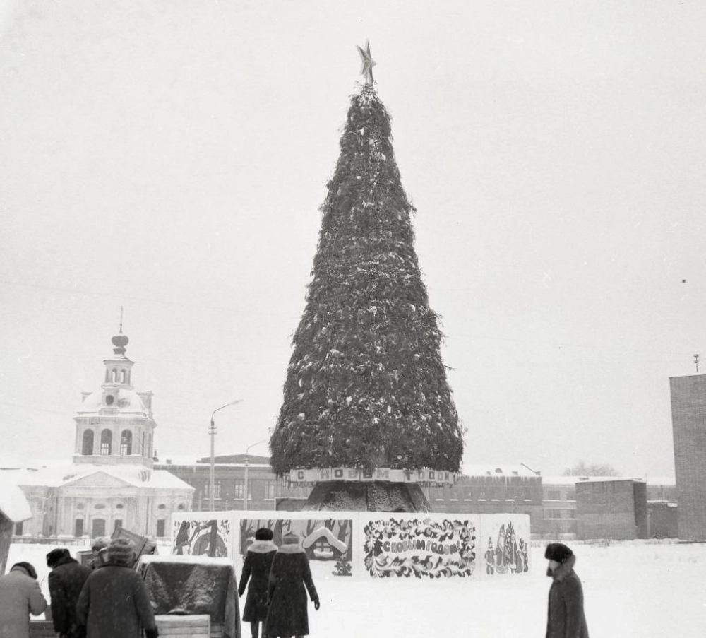 Новая ёлка, которую устанавливали рядом с ТЮЗом.