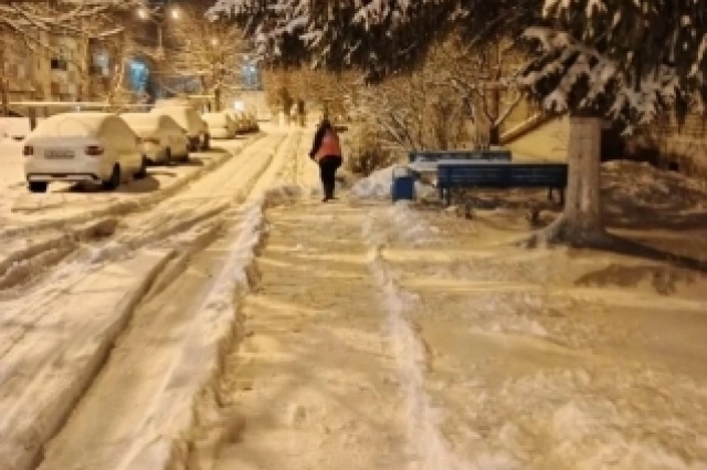 Коммунальщики чистят пешеходные дорожки Губкина и ночью.