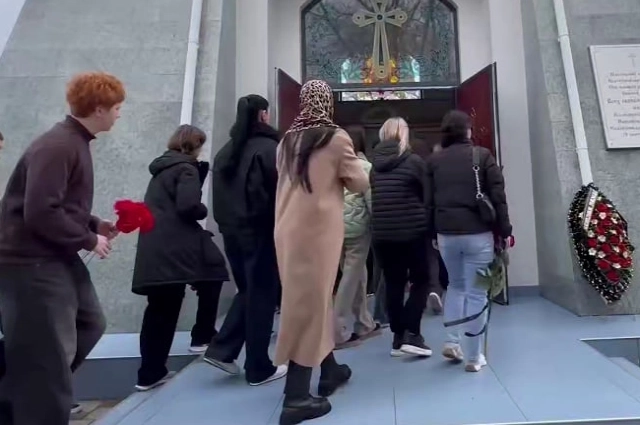 Несколько сотен желающих проститься с погибшим собрались у часовни задолго до начала церемонии. 