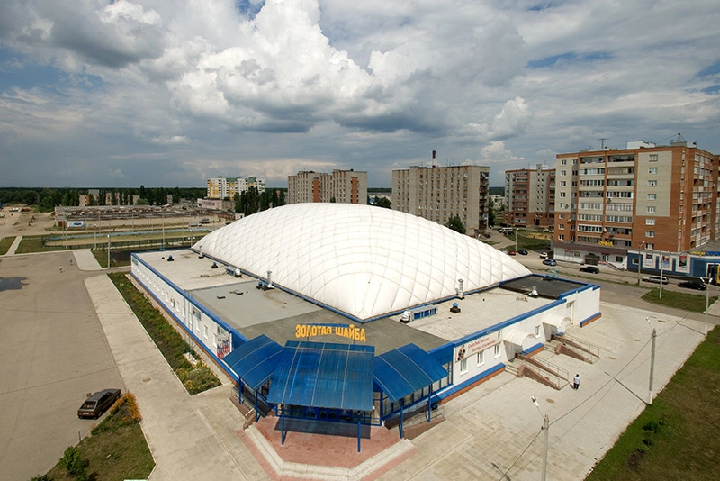 Так выглядел спорткомплекс Золотая шайба до того, как купол здания провалился.