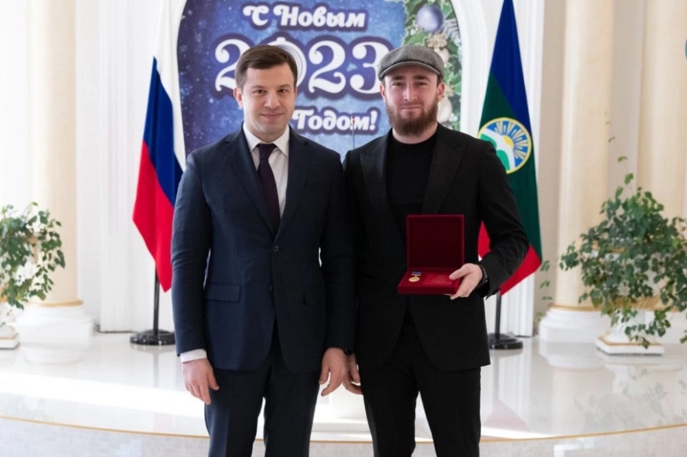 В правительстве Карачаево-Черкесии вручают награду Султану Лагучеву. 