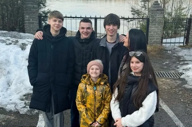 Семья Анны радушно приняла девочек к себе.