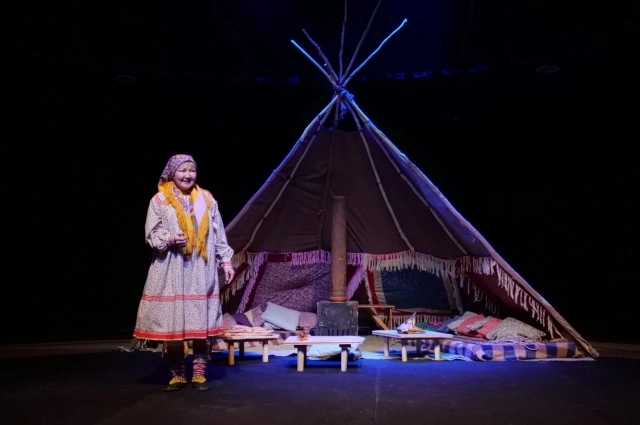 Татьяна Огнёва рассказывает национальные сказки в чуме. 