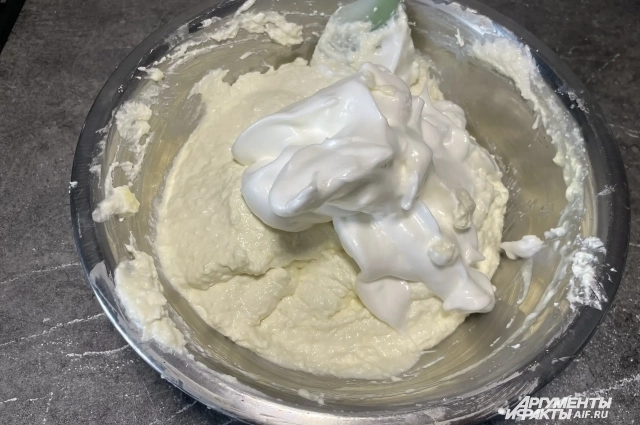 За счёт взбитых белков творожная масса получается воздушной.