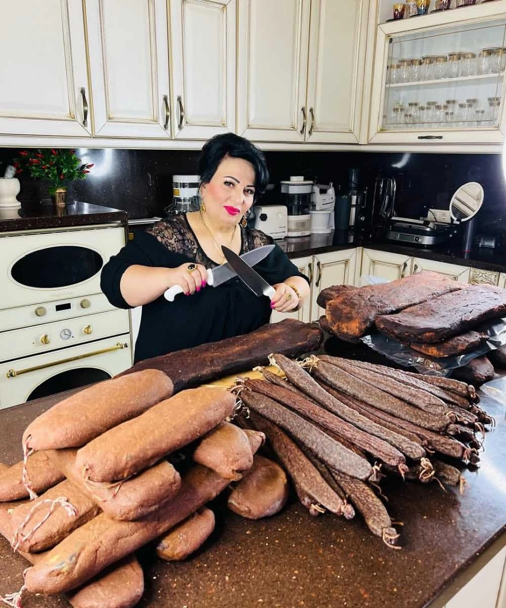 Аруся обаяла аудиторию своими хлебосольными заготовками и сильной женской энергетикой.