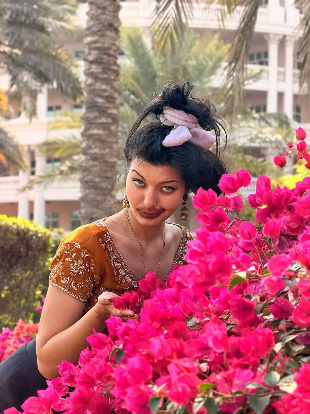 Марита не боится быть смешной, понимая, что остаётся очаровательной даже на самых юмористических кадрах.