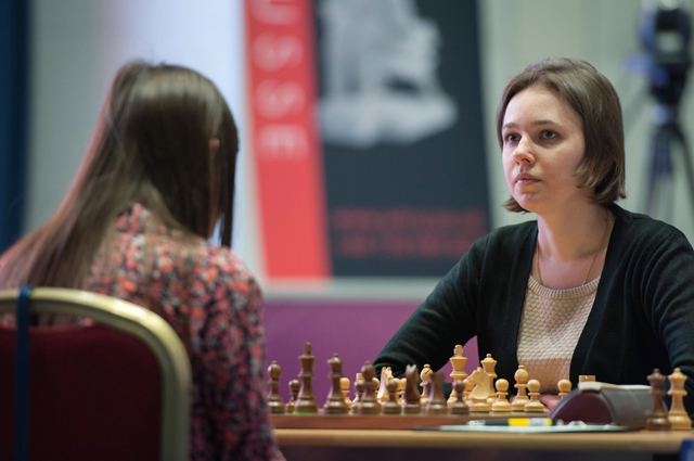 Украинка Мария Музычук (справа) и россиянка Наталья Погонина в финальном матче чемпионата мира по шахматам среди женщин в Сочи.