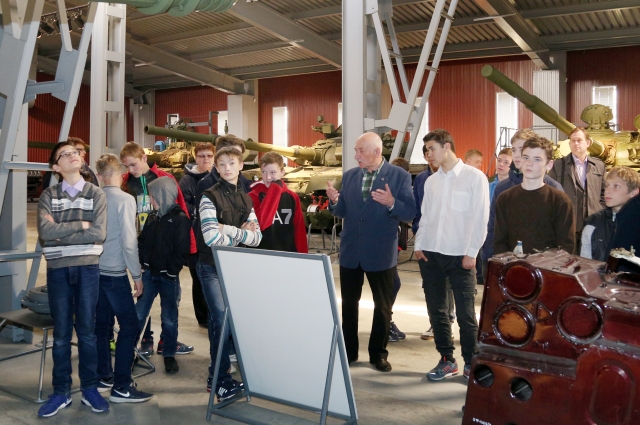 В музее бронетанковой техники мальчишкам рассказали о танках всех моделей.