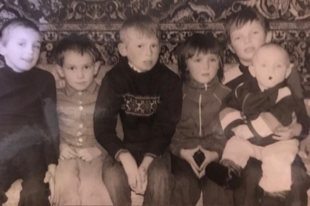 Крайний справа (на руках у брата Виктора) - Пётр, крайний слева - Илья. 