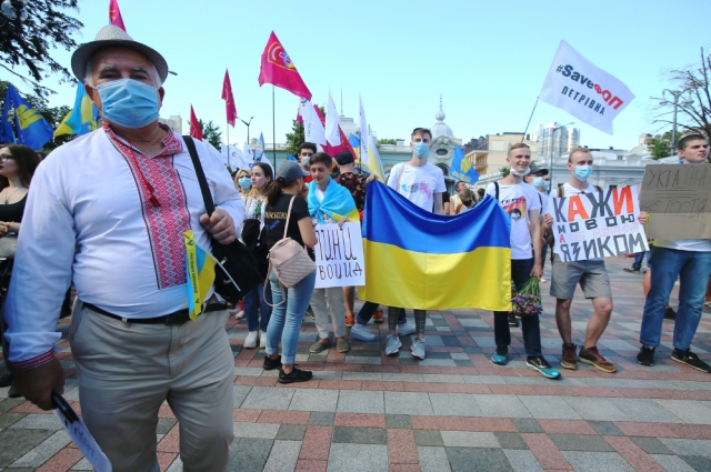 Участники акции протеста против преподавания на русском языке в школах Украины, 