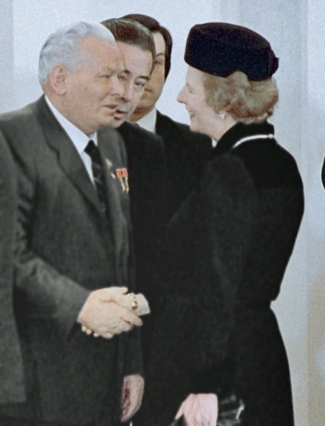 Константин Черненко приветствует премьер-министра Великобритании Маргарет Тэтчер, прибывшую на похороны Андропова.
