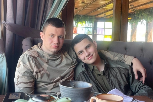 По сей день браться Полухины бок о бок помогают мирным жителям с п